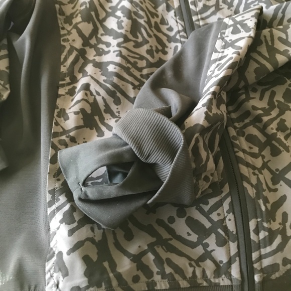 Lululemon Noir Jacket Sz 8 Lightweight, Thumbholes, Mesh, Black Animal Print - Picture 11 of 14